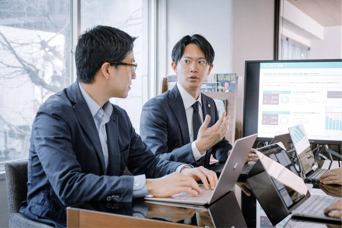 経営数値をもとに打ち合わせをする担当者